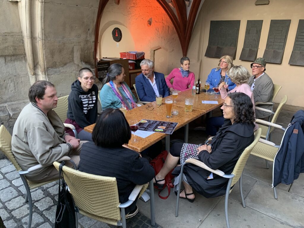 Kulturakteure aus Saale-Orla und dem Hildesheimer Land sitzen zusammen.