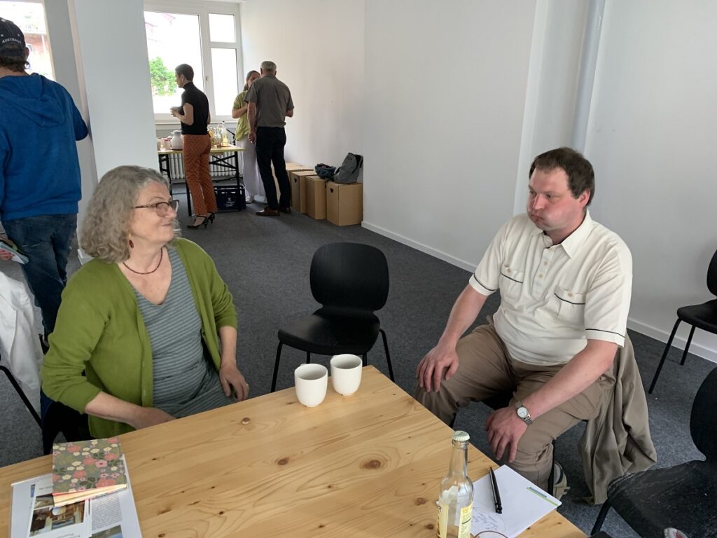 Eine Kulturakteurin unterhält sich mit Carsten Reitz (Leiter, Schieferdorfmuseum in Lehesten).