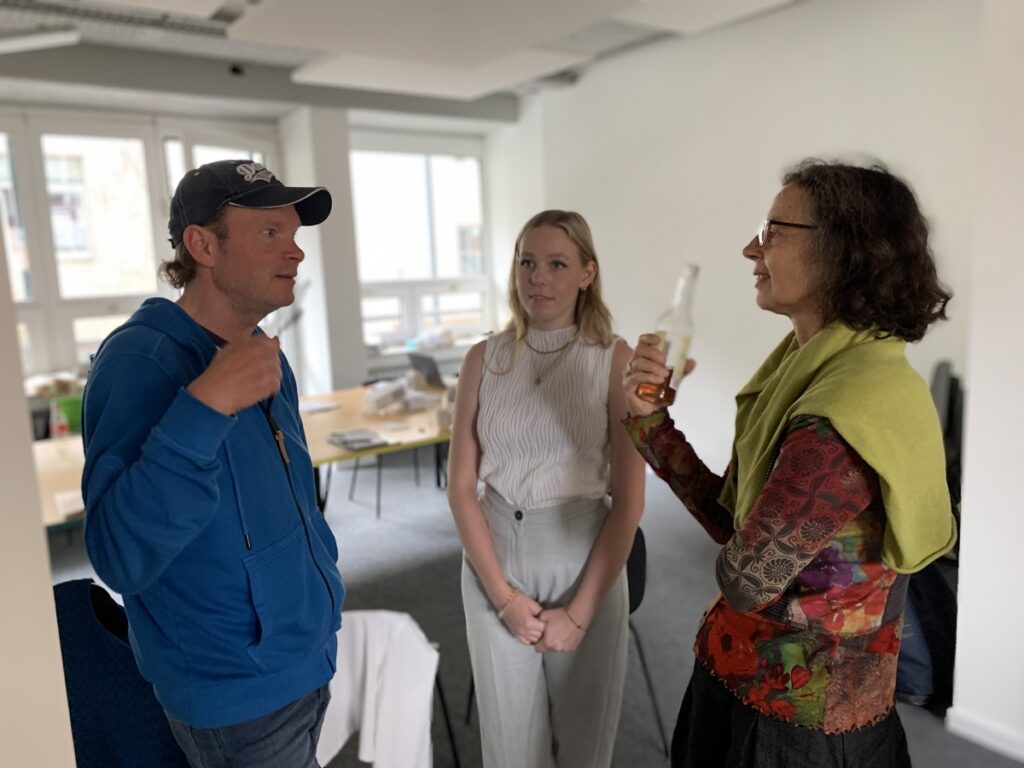 Zwei Kulturakteure unterhalten sich mit Birgit Krauß (Leiterin Kulturbüro, Landkreis Hildesheim).