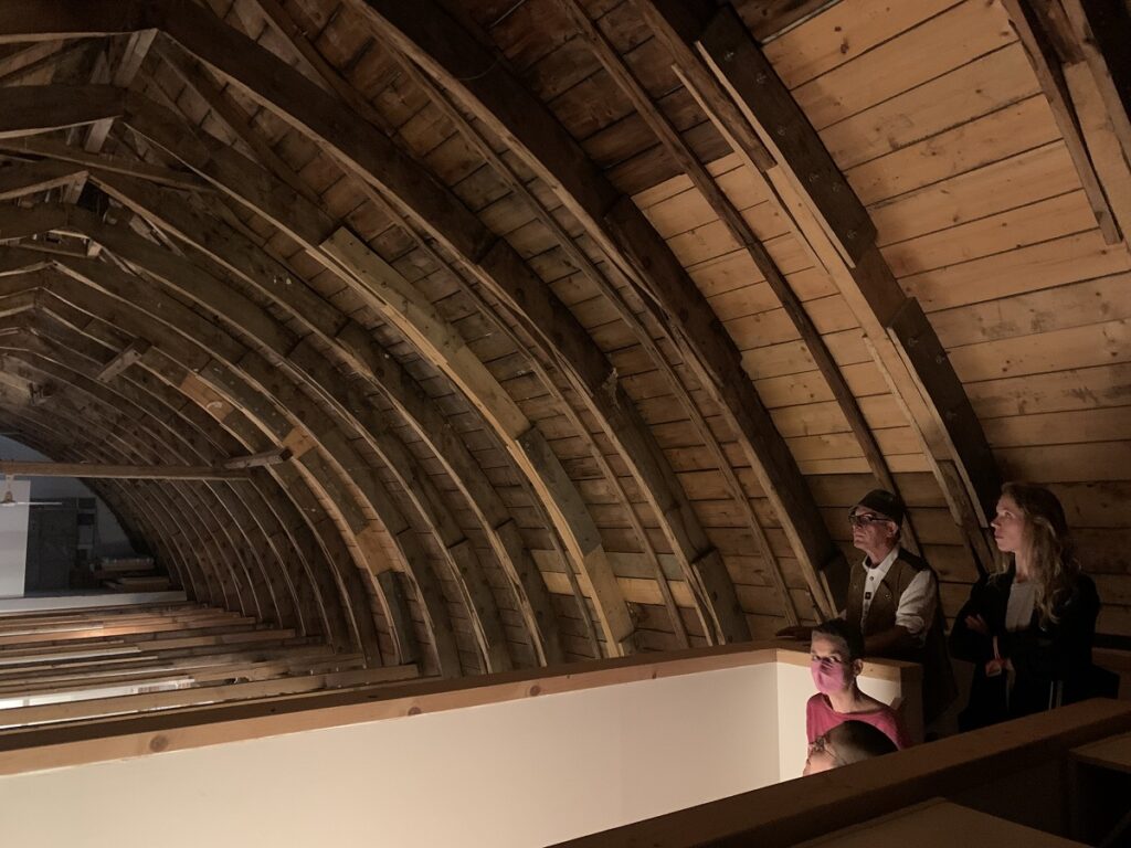Kulturakteure in Holzgewölbe.