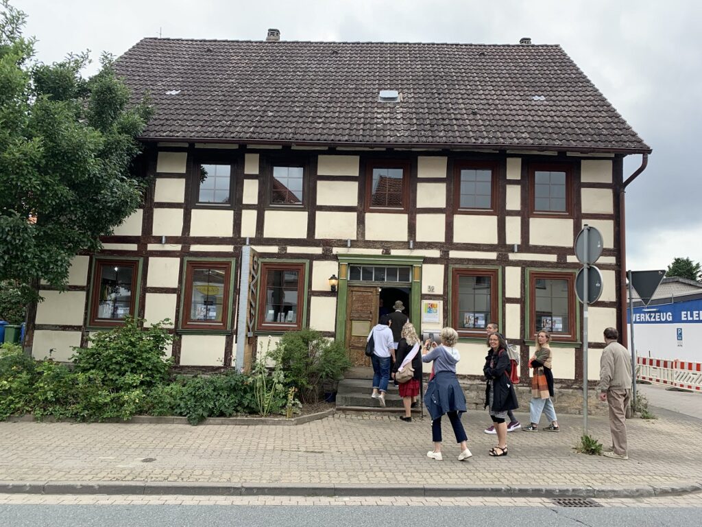 Kulturakteure aus Saale-Orla betreten das Kunsthaus Nordstemmen im Hildesheimer Land.