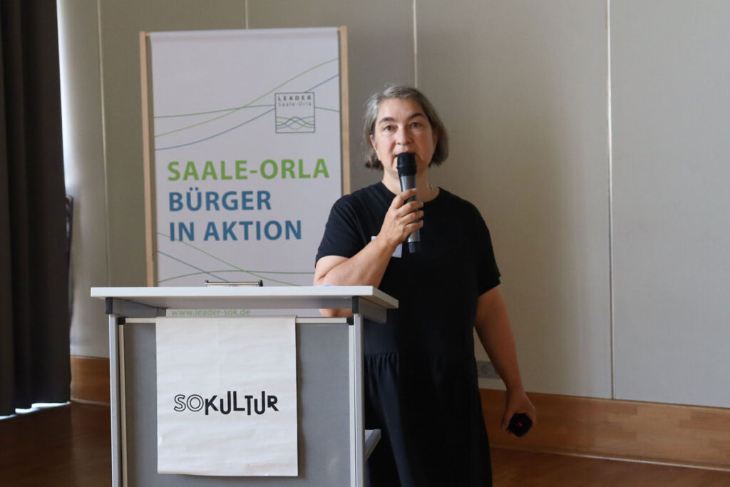 Catrin Ripka spricht zum Publikum des Ortstermins Kultur.