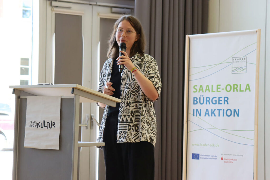 Caro Zamfirescu spricht zum Publikum des Ortstermins Kultur.