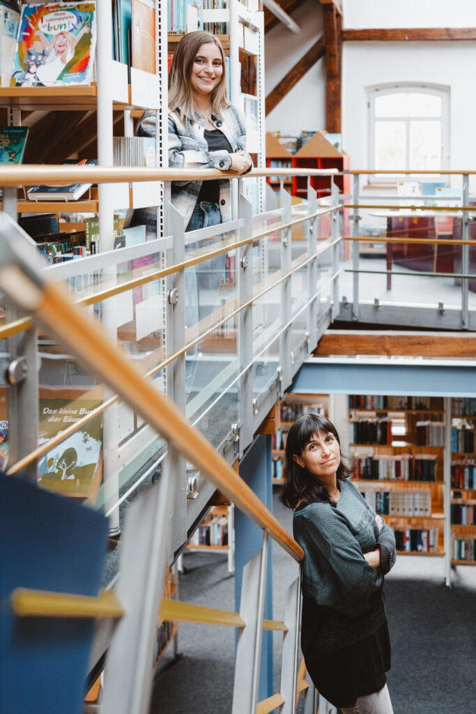 Caroline Hentschel und Louise Klein in der Stadtbibliothek Neustadt/Orla.