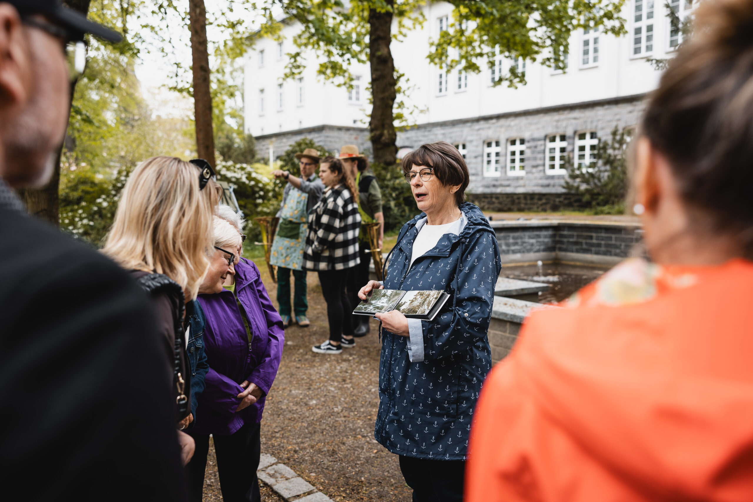 Geschichten zu den Lobensteiner Brunnen, Musikalischer Brunnenrundgang, Bad Lobenstein, 9. Mai 2026. Foto: Steffen Walther
