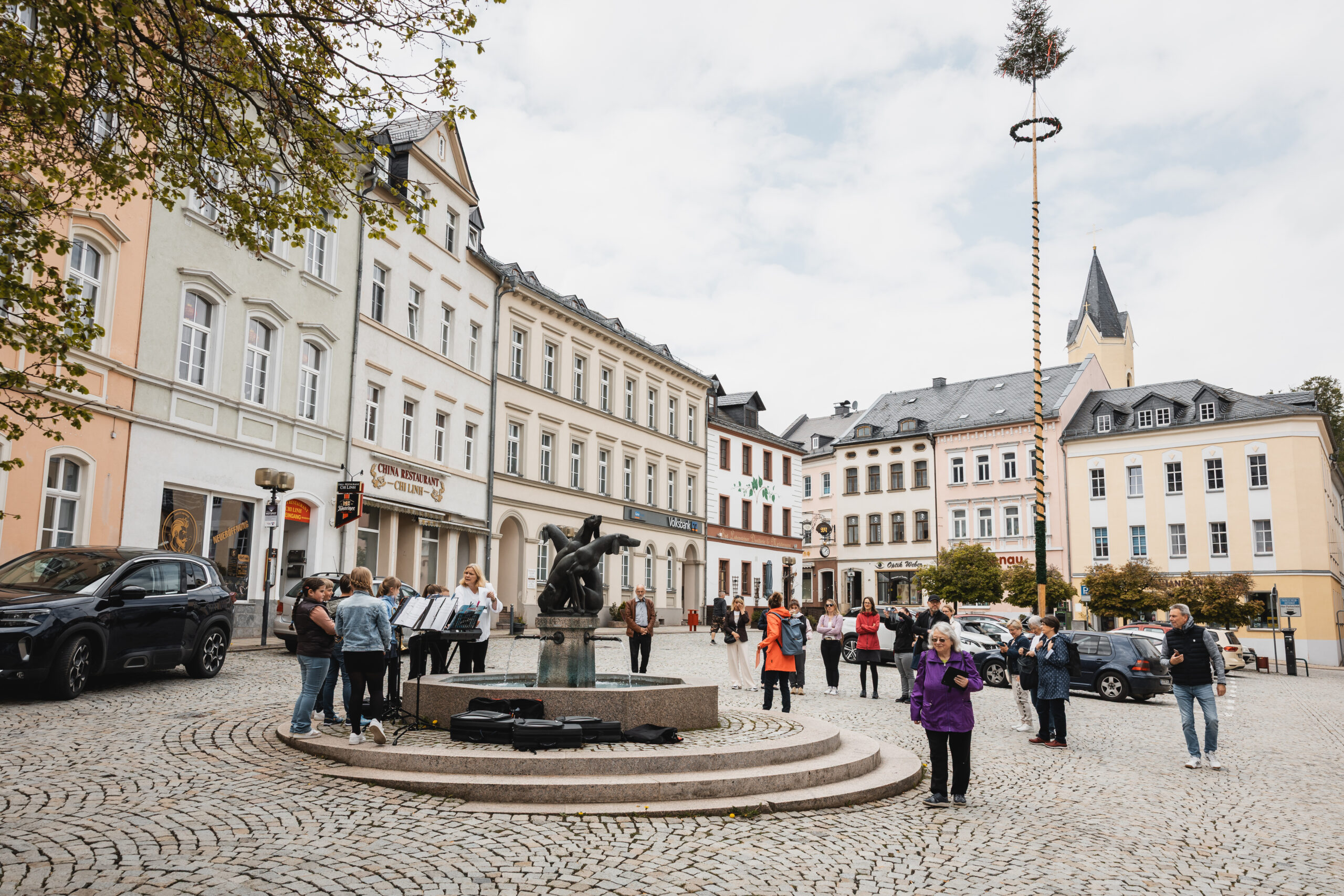 Besucher sammeln sich für den musikalischen Brunnenrundgang, Bad Lobenstein, 9. Mai 2026. Foto: Steffen Walther