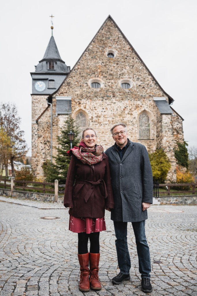 Anne und Dr. Tillmann Boelter vor der St. Marienkirche, Saalburg-Ebersdorf