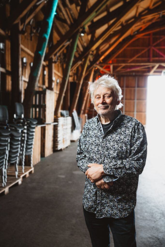 Henry Schneider in der Festspielscheune, Tanna.